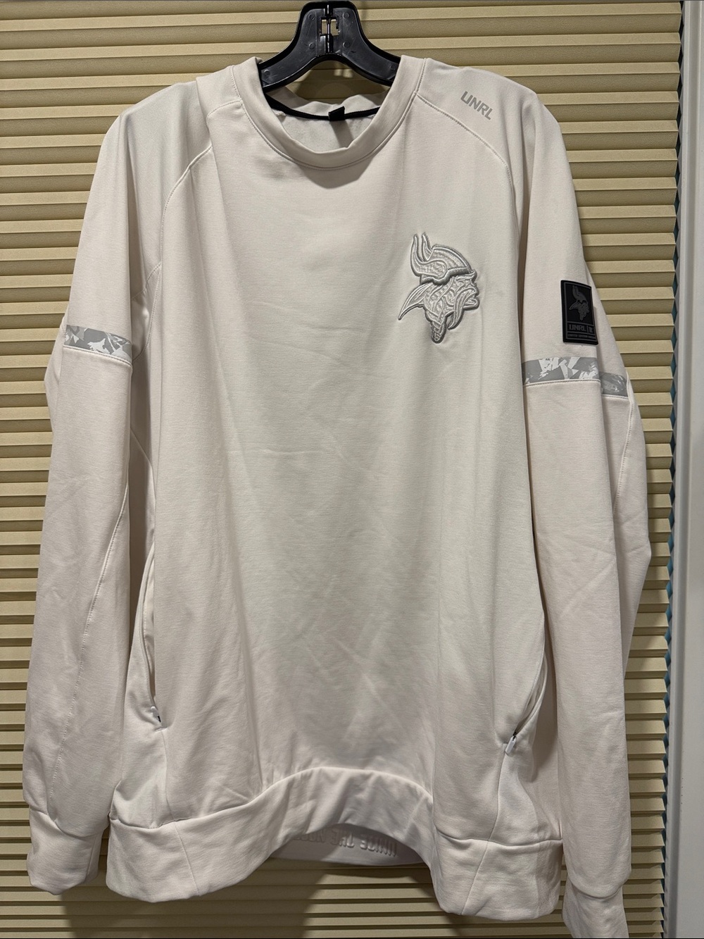 UNRL Men’s White Pullover Crewneck Shirt